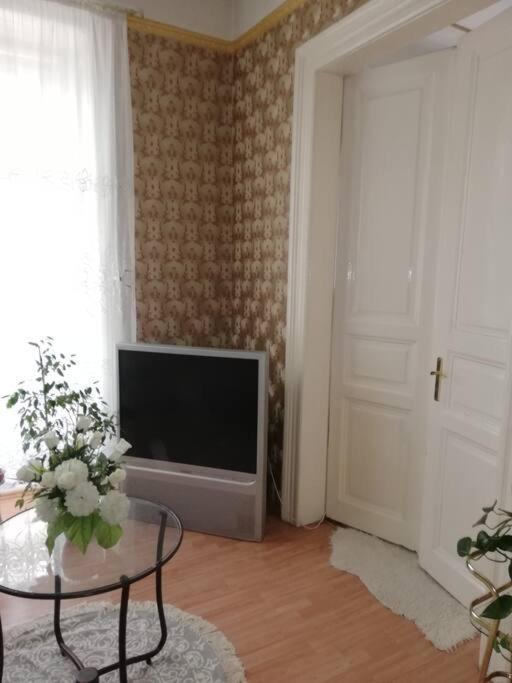 Rozsa Lak Apartment